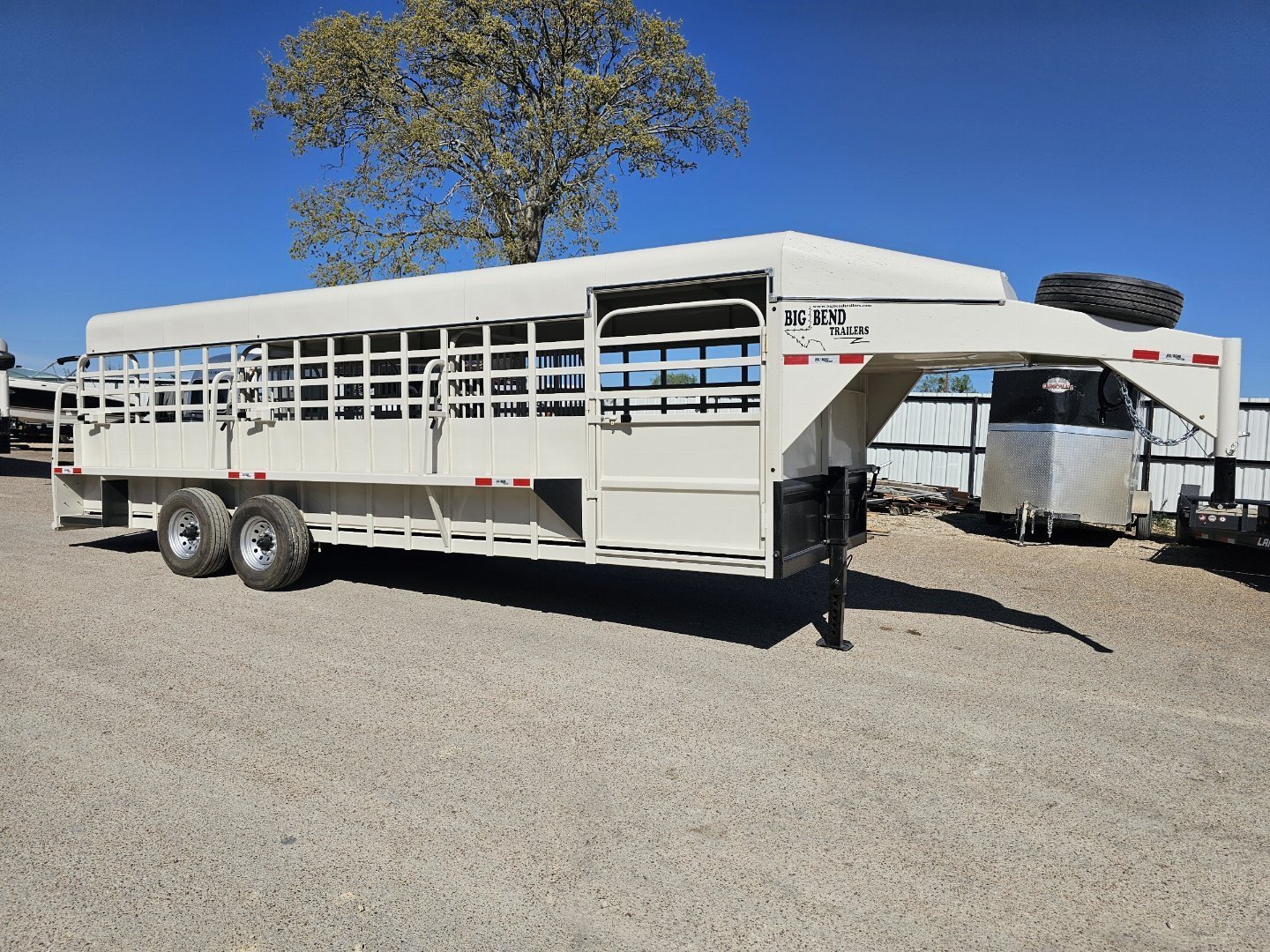 2025 Big Bend 6’8″X28′ 3/4 TOP Stock / Stock Combo Trailer — photo 6