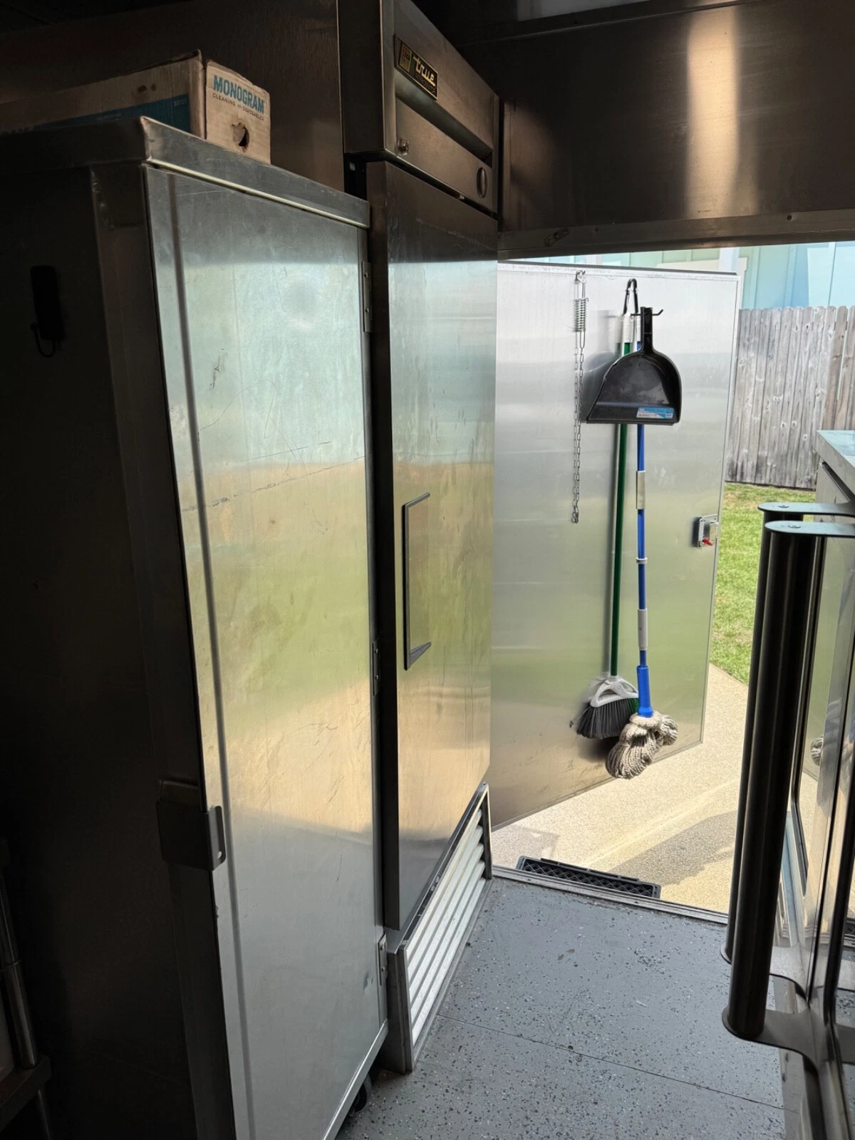 Used food truck — photo 12