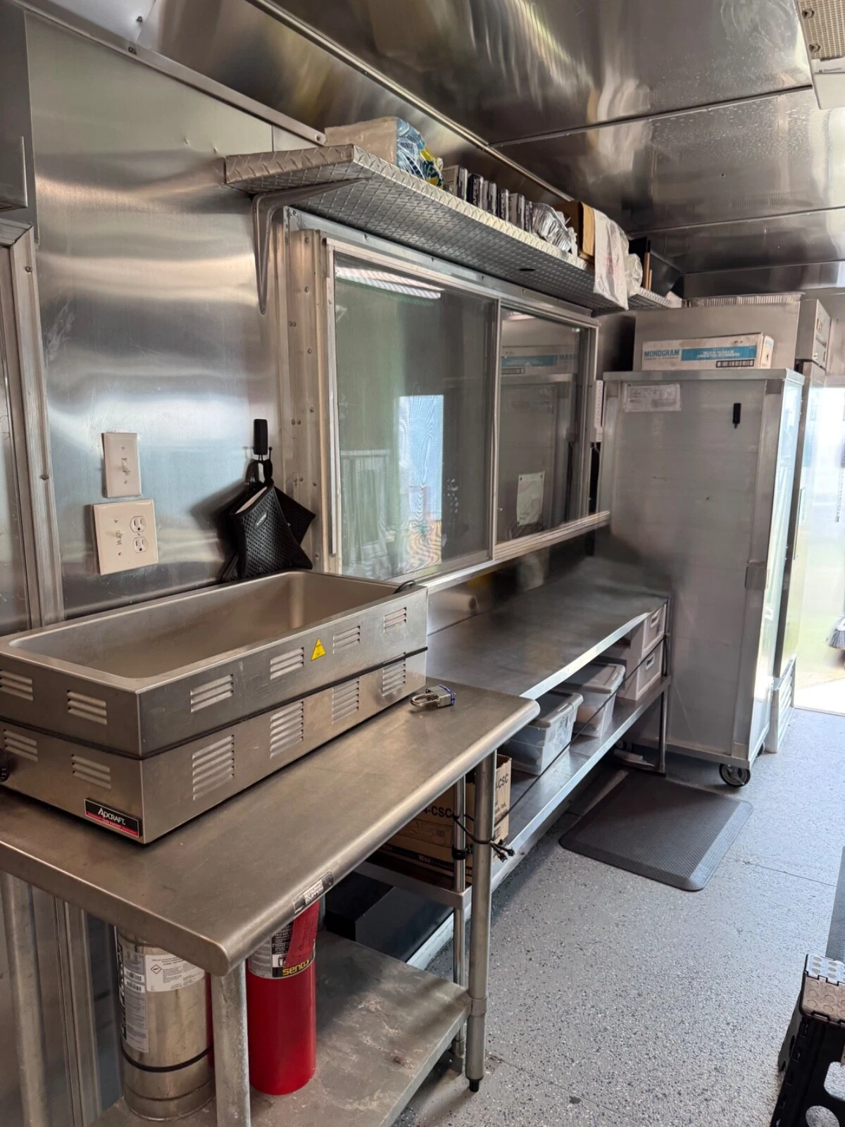 Used food truck — photo 3