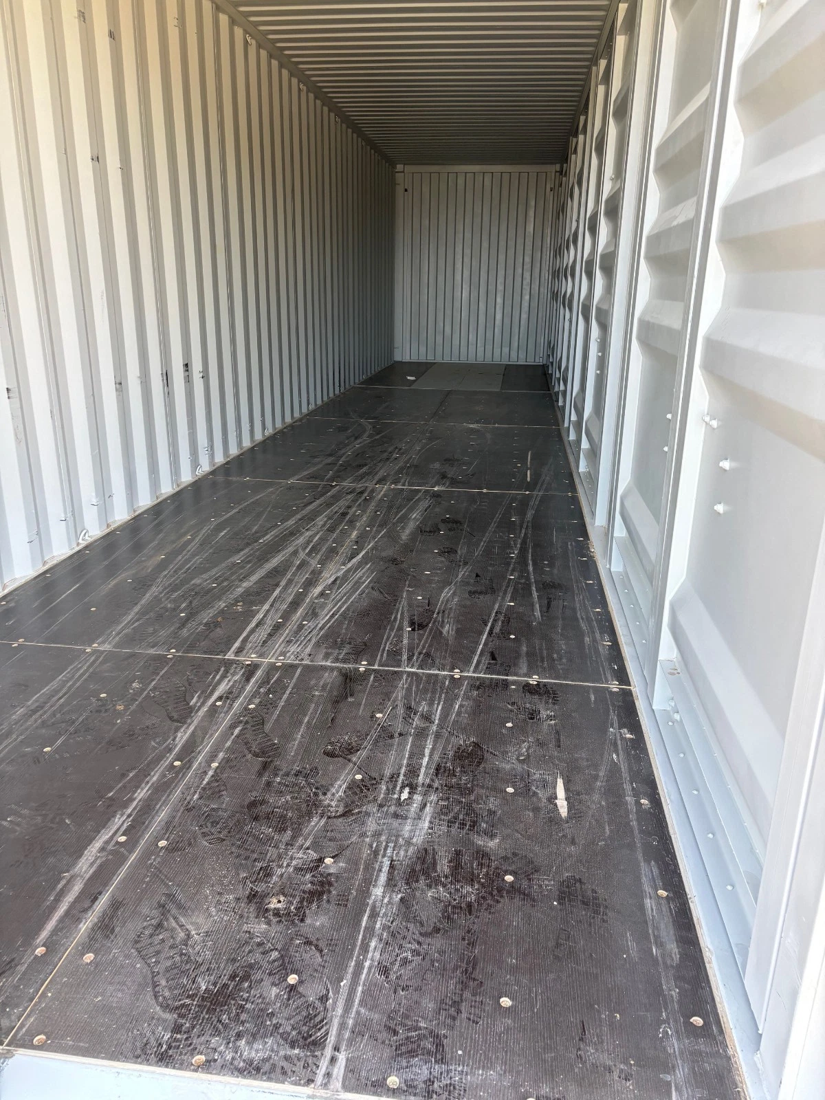 40′ HIGH CUBE SHIPPING CONTAINER — photo 4