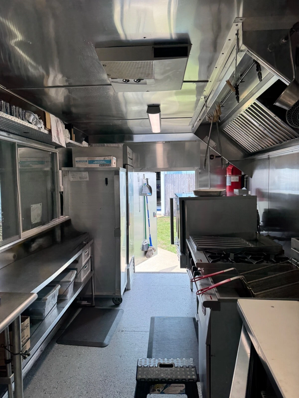 Used food truck — photo 4