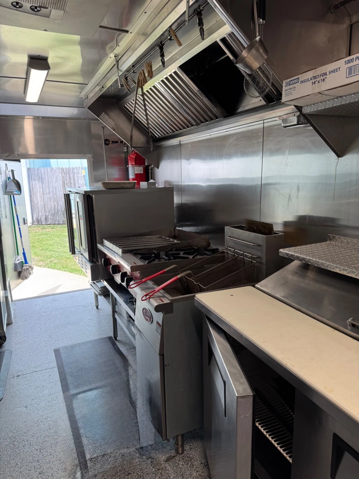 Used food truck — photo 5